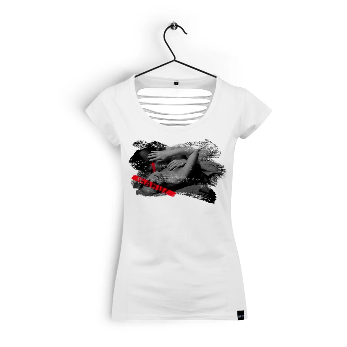 Ikrz | Girls Love | Backcut Shirt Women. Frontansicht eines weißen Shirts mit Backcut-Design, das einen lässigen und modischen Look ausstrahlt. Das Shirt zeigt einen coolen Druck aus der Girls Love Kollektion.