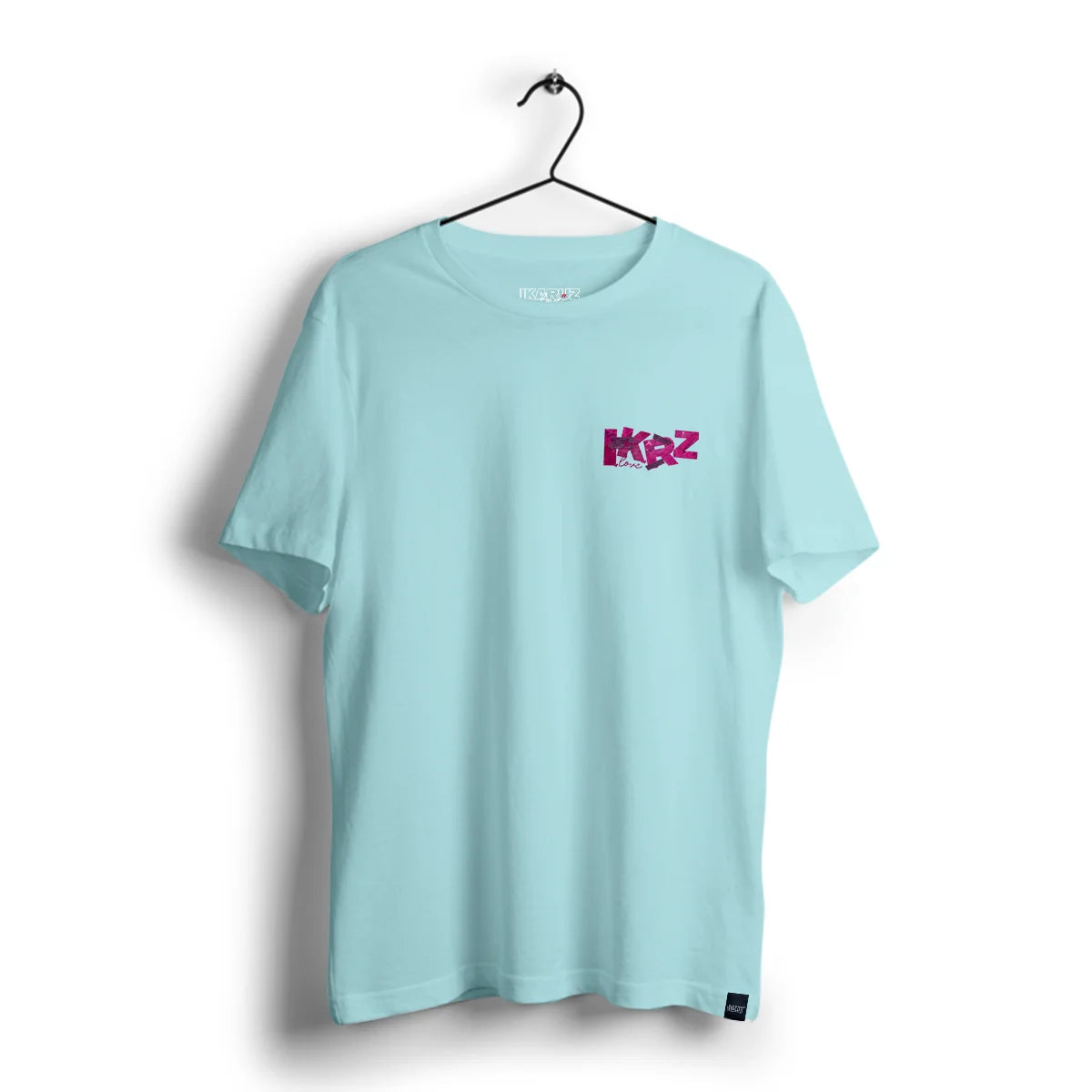 Ikrz Love Gun Shirt: Vorderansicht eines blauen T-Shirts mit IKARUZ Logo auf der Brust, ideal für entspannte Outfits.