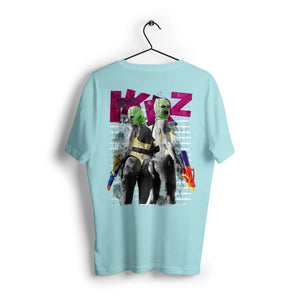 Ikrz Love Gun Shirt: Rückansicht des blauen T-Shirts, das zwei Figuren mit bunten Wasserpistolen und einem stylischen Druck zeigt.