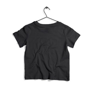 Ikrz | Frechdaxx | Kids Shirt - Rückansicht des Frechdaxx Kids Shirts in Schwarz, geeignet für Kinder mit lässigem Stil.