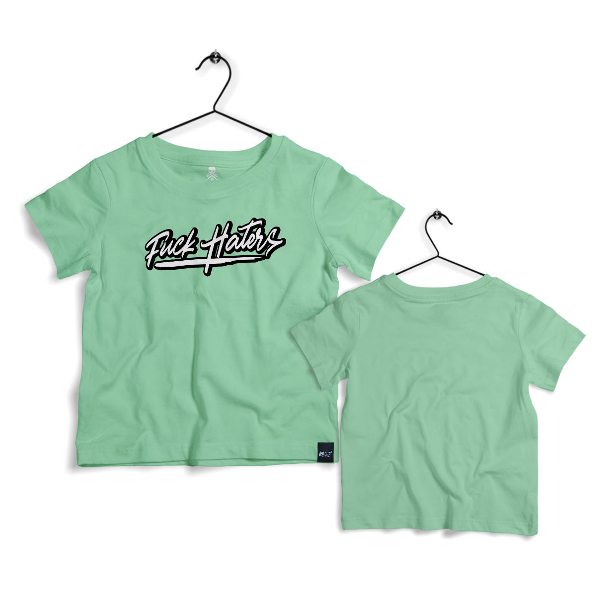 Vorder- und Rückansicht des Haters Kids Shirt mint von Ikrz, das auf einem Kleiderbügel hängt, mit dem Schriftzug ‚Fuck Haters‘.