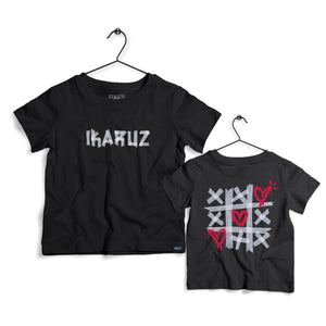 Ikrz Love XXX Kids Shirt – Vorderansicht eines schwarzen Kinder T-Shirts mit dem Ikaruz Logo in grauer Schrift, auf einem Kleiderbügel aufgehängt.