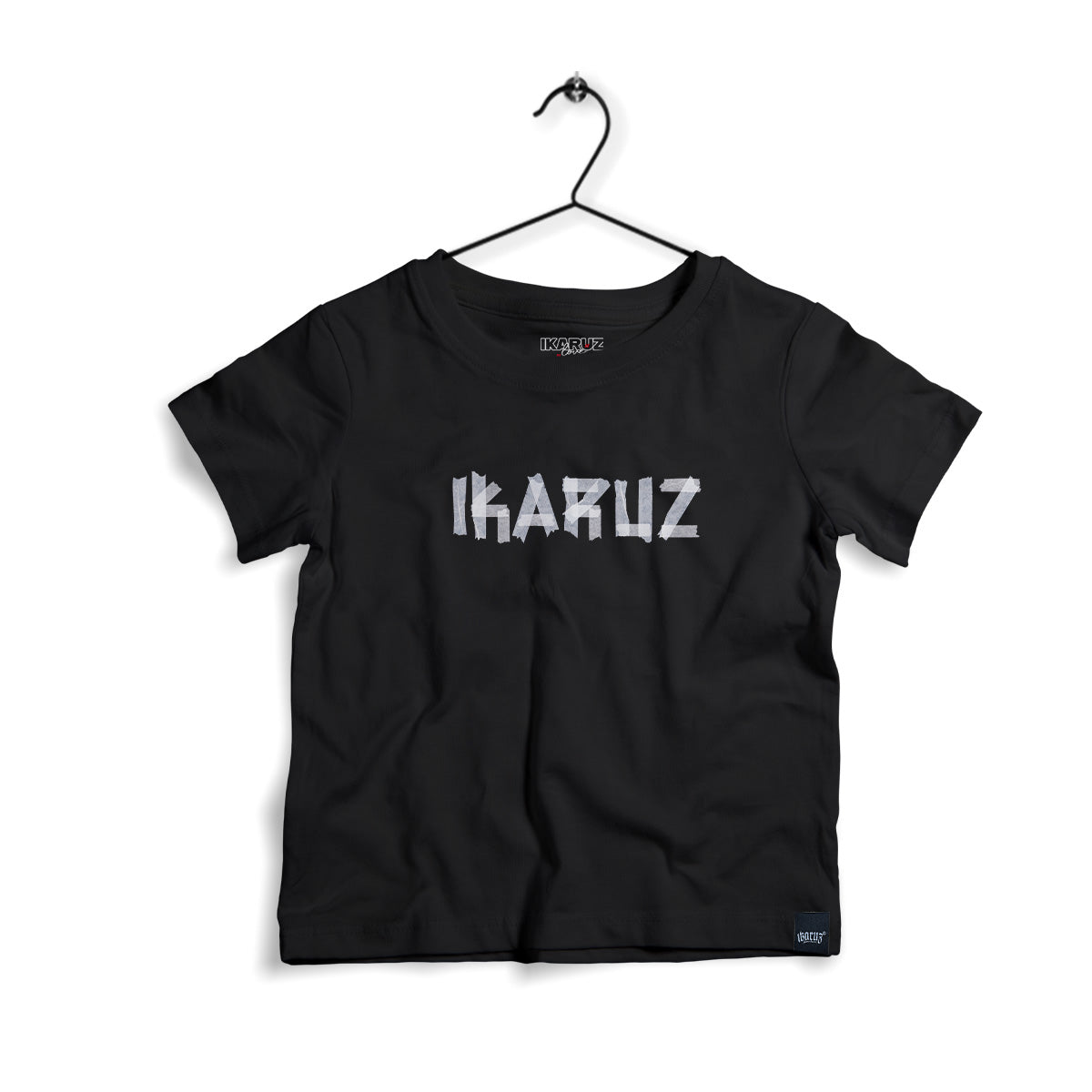 Ikrz Love XXX Kids Shirt – Nahaufnahme der Vorderansicht eines schwarzen Kinder T-Shirts mit dem Ikaruz Logo in grauer Schrift.