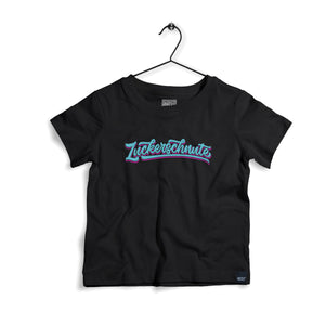 Das Ikrz Zuckerschnute Kids Shirt in Schwarz, zeigt den auffälligen Schriftzug 'Zuckerschnute' auf der Vorderseite, perfekt für lässige Outfits.